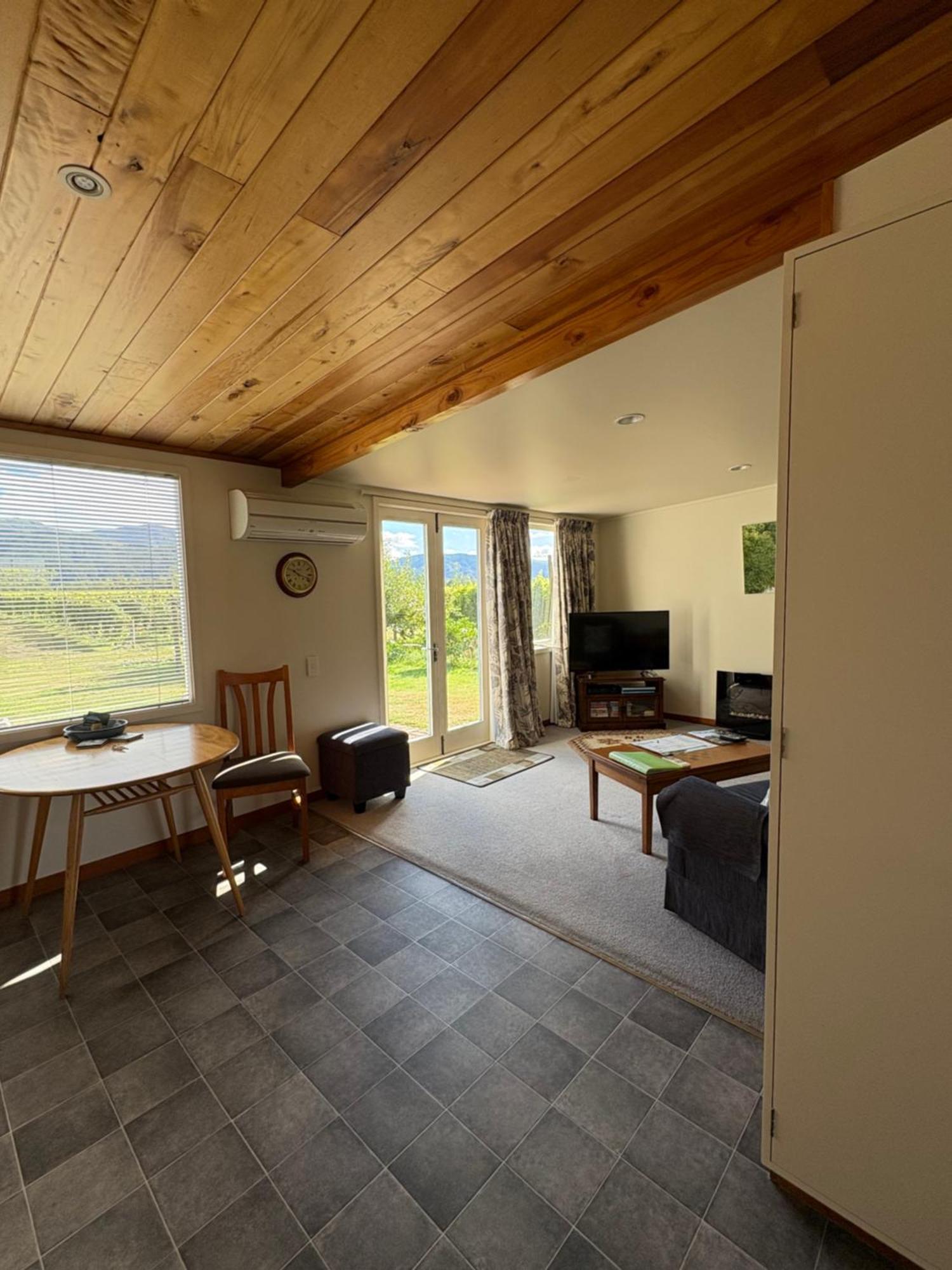 Vineyard In On The Golden Mile Lodge *